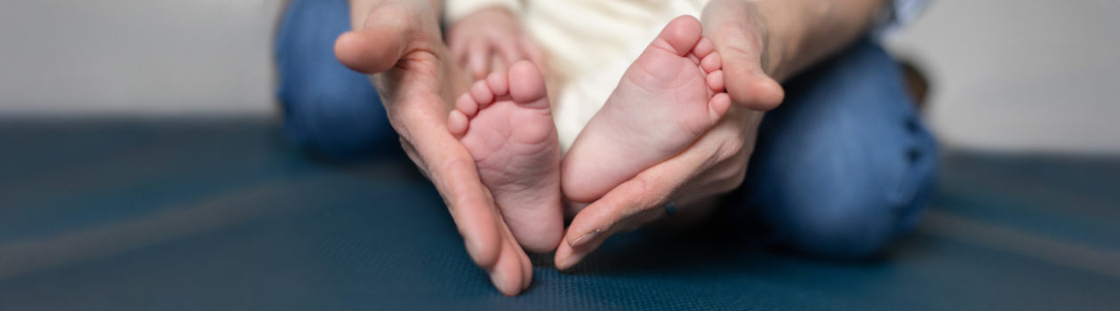 Babyfüße in Mamas Händen