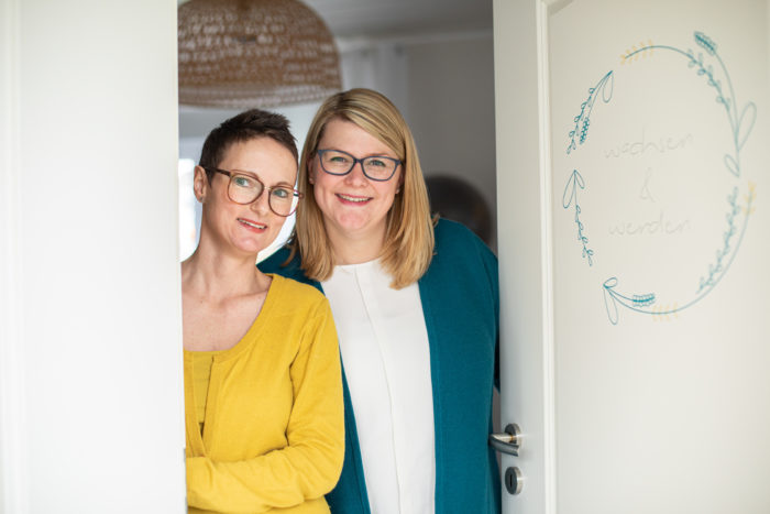 2 Frauen lächeln in die Kamera